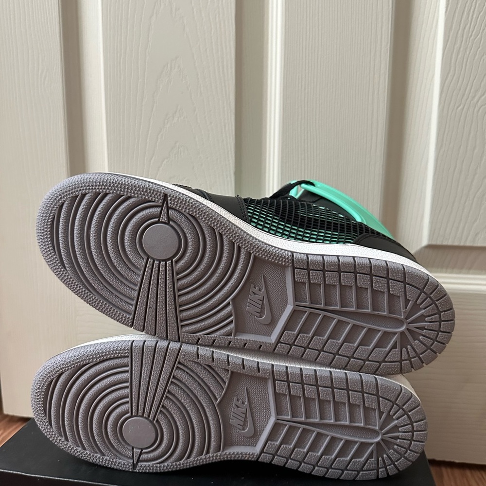 Air Jordan 1 Retro 89 “Green Glow” Sneakers - Picture 6 of 7